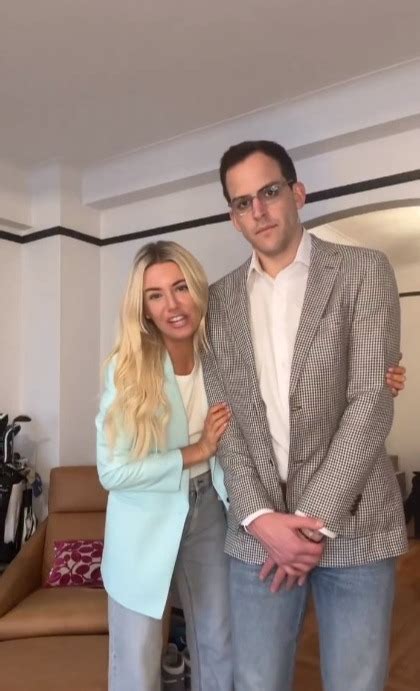 are alex and graham bennett still married|Podcast host Alex Bennett, 30, says shes moving。